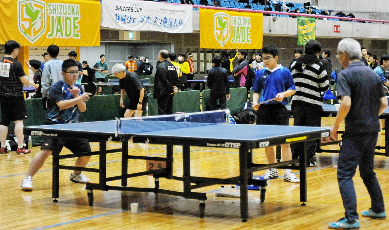 同大会は、年齢差の大きい試合も行われた　
