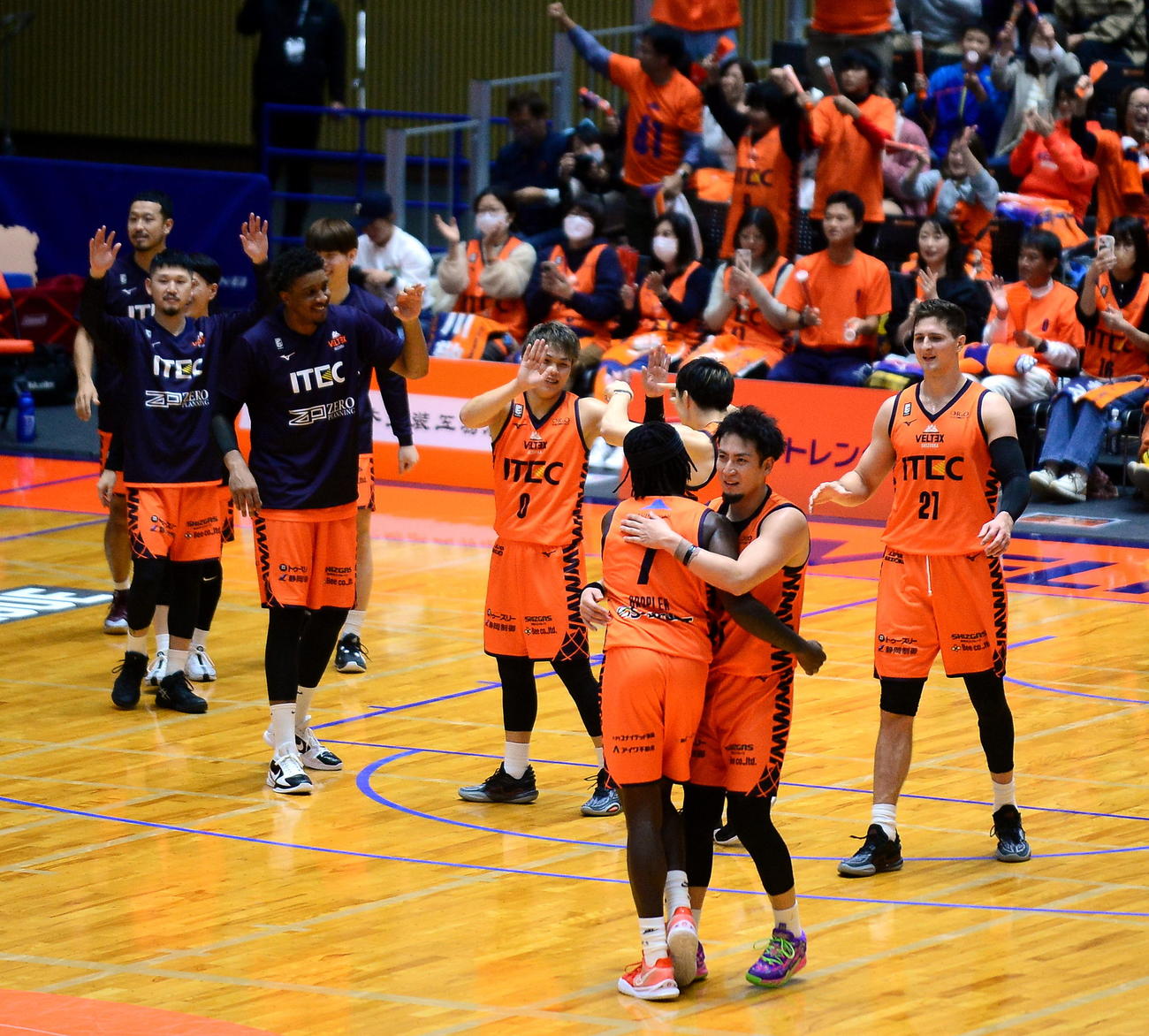 勝利を分かち合うベルテックス静岡の選手たち