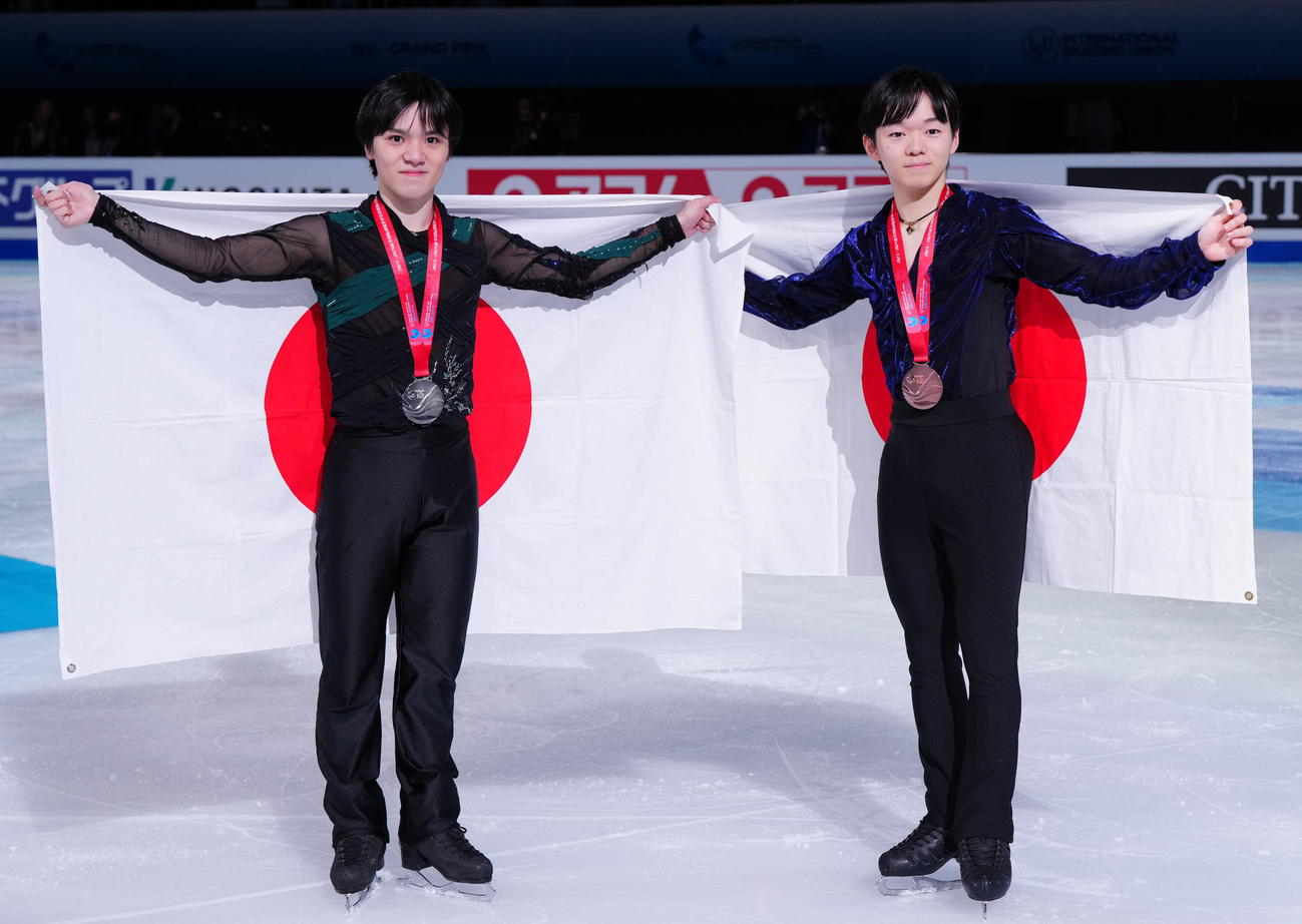 男子表彰式後、写真に納まる2位の宇野（左）と3位の鍵山（撮影・江口和貴）