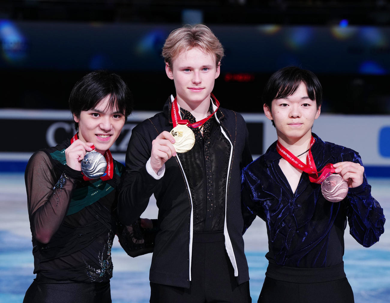 男子表彰式後、優勝したマリニン（中央）と写真に納まる2位の宇野（左）と3位の鍵山