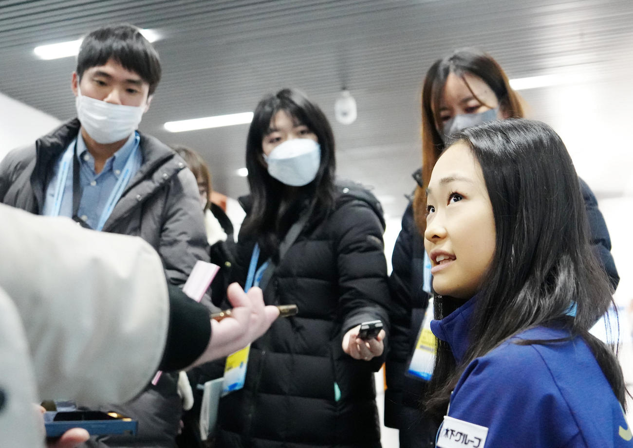 フィギュアスケートGPファイナルのジュニア女子優勝から一夜明け、報道陣に対応する島田（右）（撮影・江口和貴）