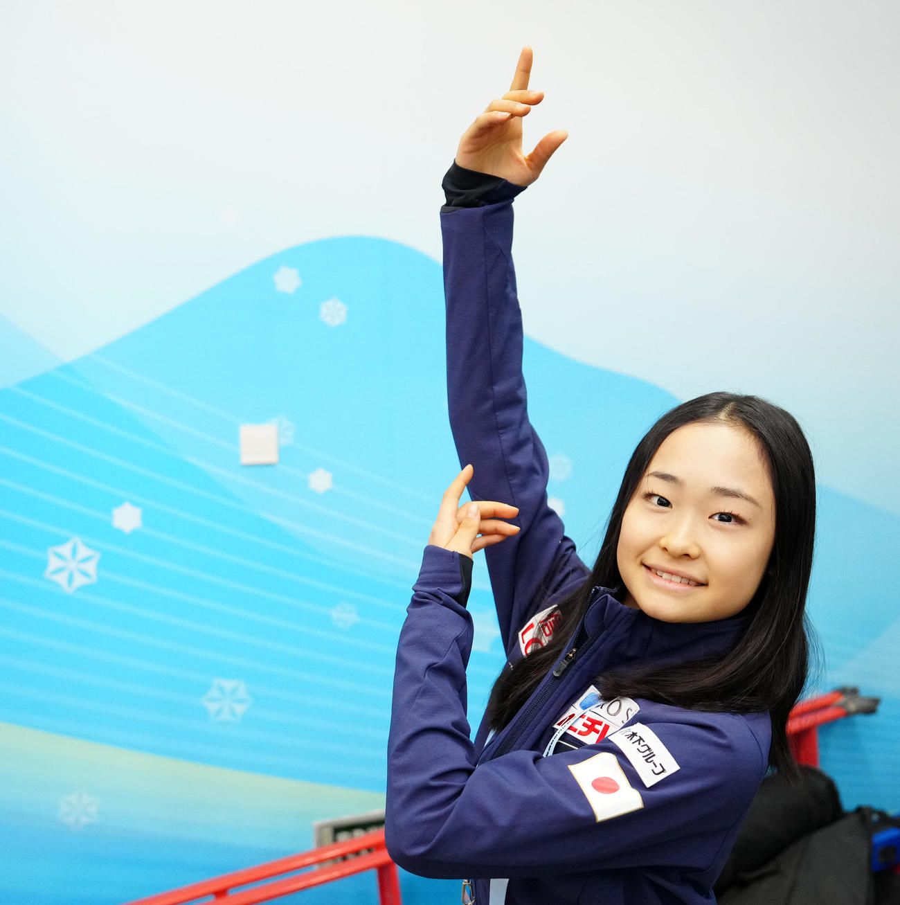 フィギュアスケートGPファイナルのジュニア女子優勝から一夜明け、報道陣に対応し、ポーズを決める島田（撮影・江口和貴）