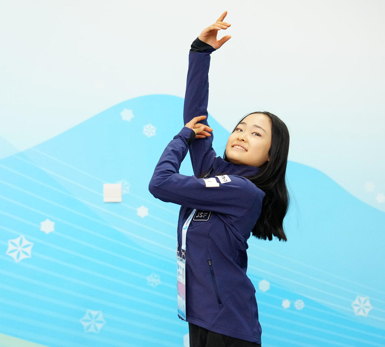 フィギュアスケートGPファイナルのジュニア女子優勝から一夜明け、報道陣に対応し、ポーズを決める島田（撮影・江口和貴）