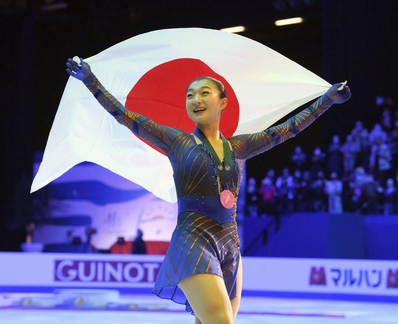 22年3月、世界選手権で初優勝し、日の丸を掲げる坂本花織（共同）
