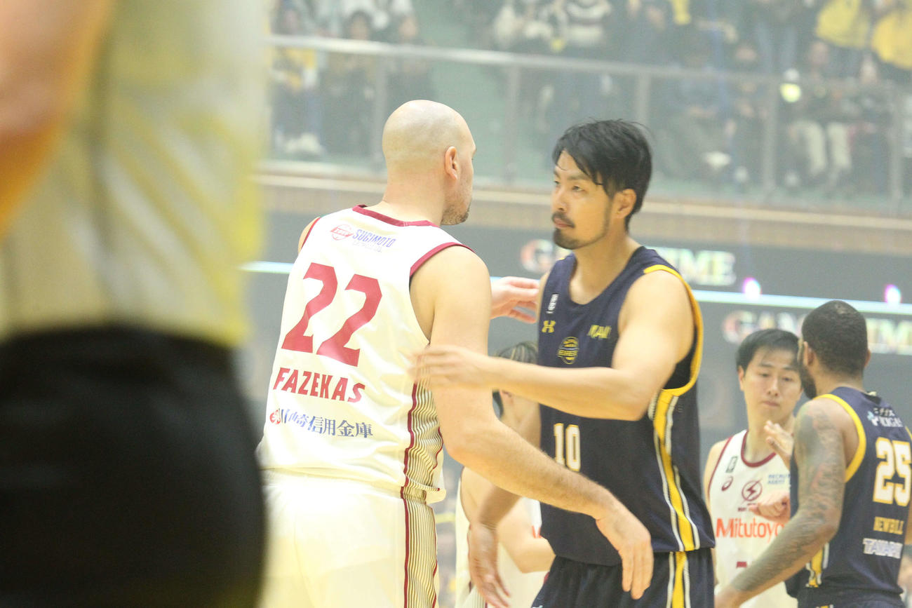 宇都宮対川崎　今季限りで引退を表明した川崎のファジーカス（左）とあいさつをかわす宇都宮竹内公輔（撮影・沢田啓太郎）