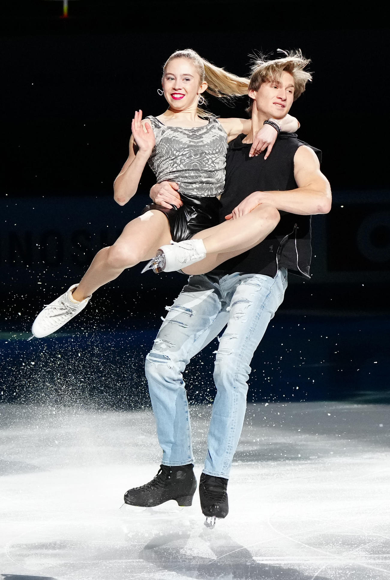 エキシビションに臨むジュニアアイスダンス優勝のネセット（左）、マルケロフ組（撮影・江口和貴）