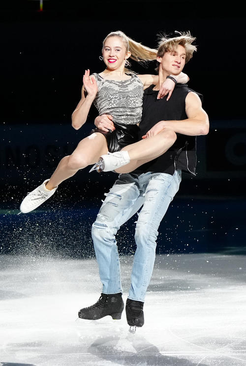 エキシビションに臨むジュニアアイスダンス優勝のネセット（左）、マルケロフ組（撮影・江口和貴）