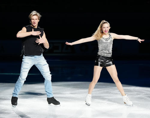 エキシビションに臨むジュニアアイスダンス優勝のネセット（左）、マルケロフ組（撮影・江口和貴）