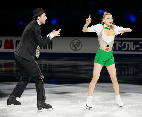 フィギュアスケートGPファイナルのエキシビションに臨むジュニアペア優勝のメテルキナ（右）、ベルラワ組（撮影・江口和貴）