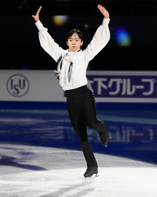 フィギュアスケートGPファイナルのエキシビションに臨む男子3位の鍵山