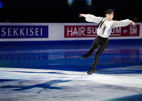 フィギュアスケートGPファイナルのエキシビションに臨む男子3位の鍵山