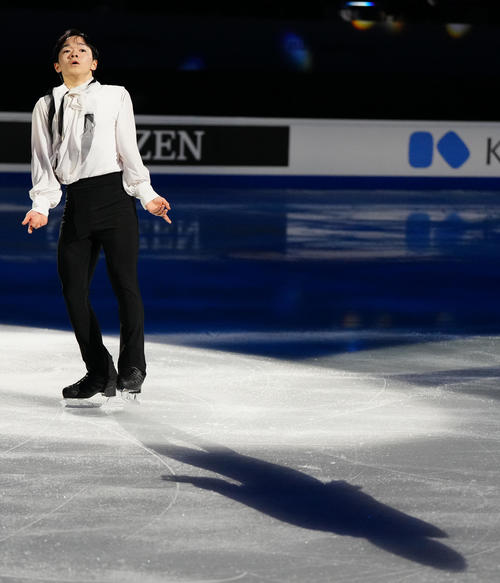 フィギュアスケートGPファイナルのエキシビションに臨む男子3位の鍵山