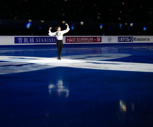 フィギュアスケートGPファイナルのエキシビションに臨む男子3位の鍵山