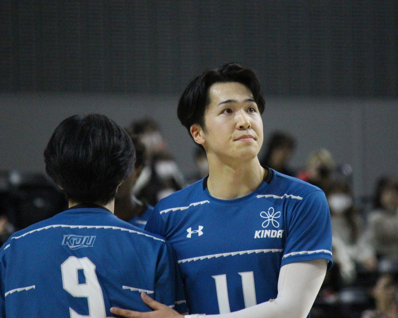 試合後、仲間と抱き合いながら悔しげな表情を浮かべる後藤陸翔主将（撮影・勝部晃多）