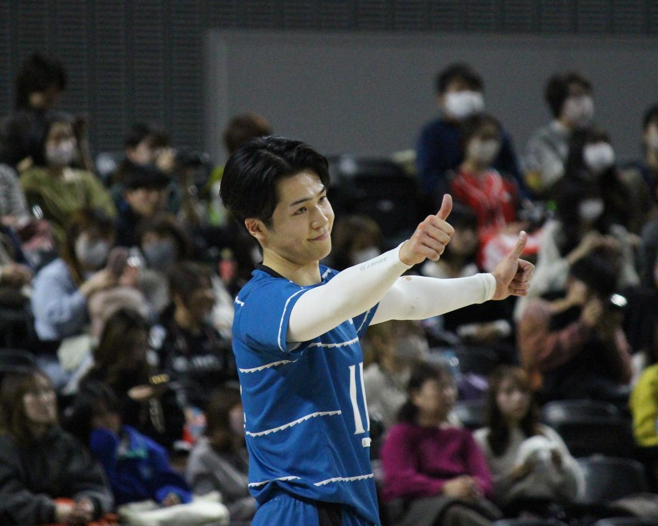 サインを送る後藤陸翔主将（撮影・勝部晃多）