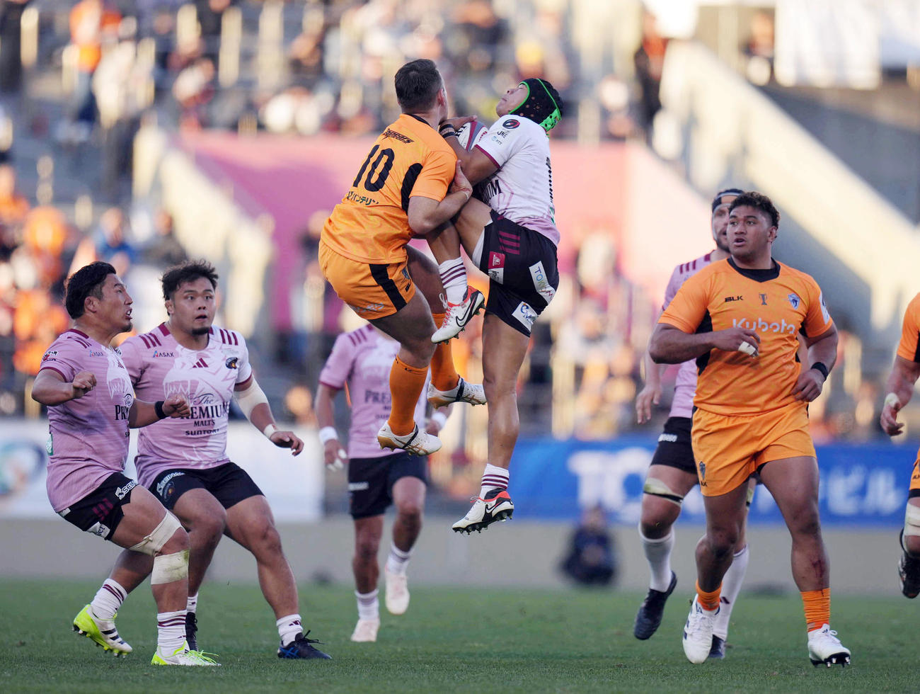 東京ベイ対東京SG　後半、東京ベイSOフォーリー（左）にハイボールで競り勝ちキャッチする東京SG・FBコルビ（撮影・狩俣裕三）