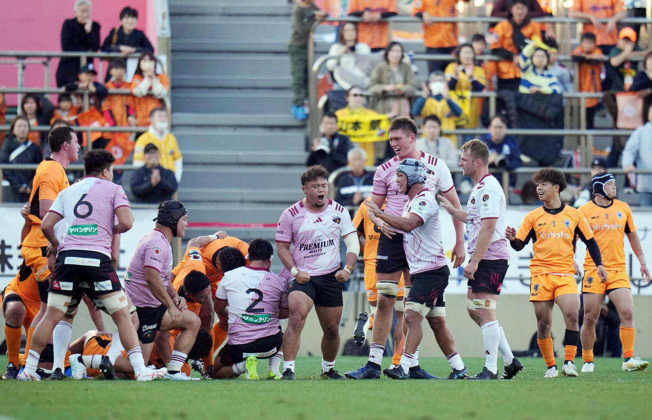 東京ベイ対東京SG　前半、相手のコラプシングの反則で喜ぶ東京SGの選手たち（撮影・狩俣裕三）