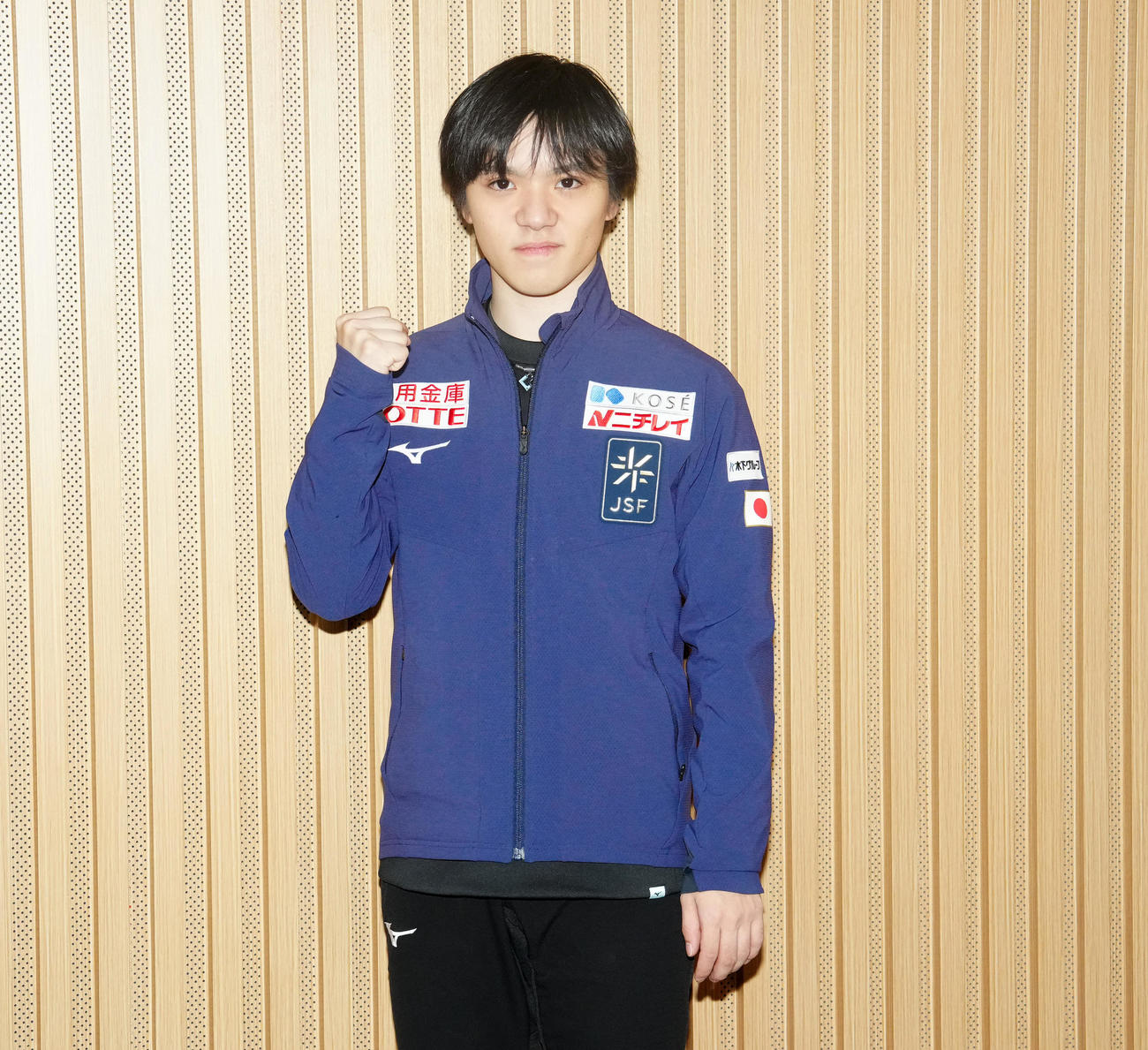 フィギュアスケートGPファイナル男子2位から一夜明け、報道陣に対応し写真に納まる宇野（撮影・江口和貴）