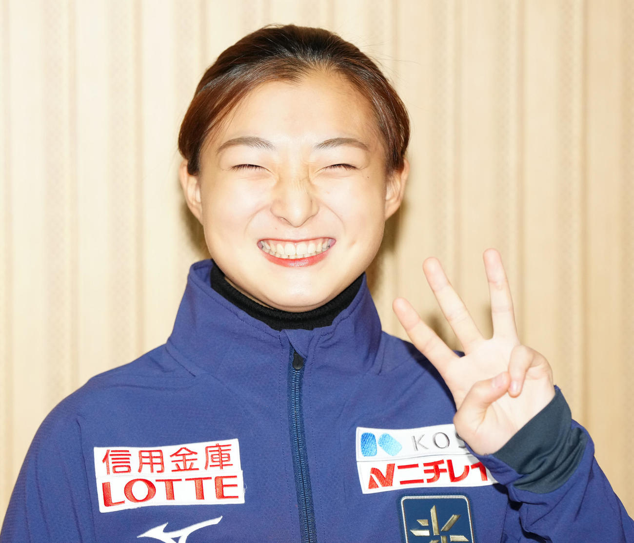 フィギュアスケートGPファイナル女子優勝から一夜明け、報道陣の前で、公言していた「イチ、イチ、イチ（1位、1位、1位）」を表現する「3」ポーズで笑顔の坂本（撮影・江口和貴）