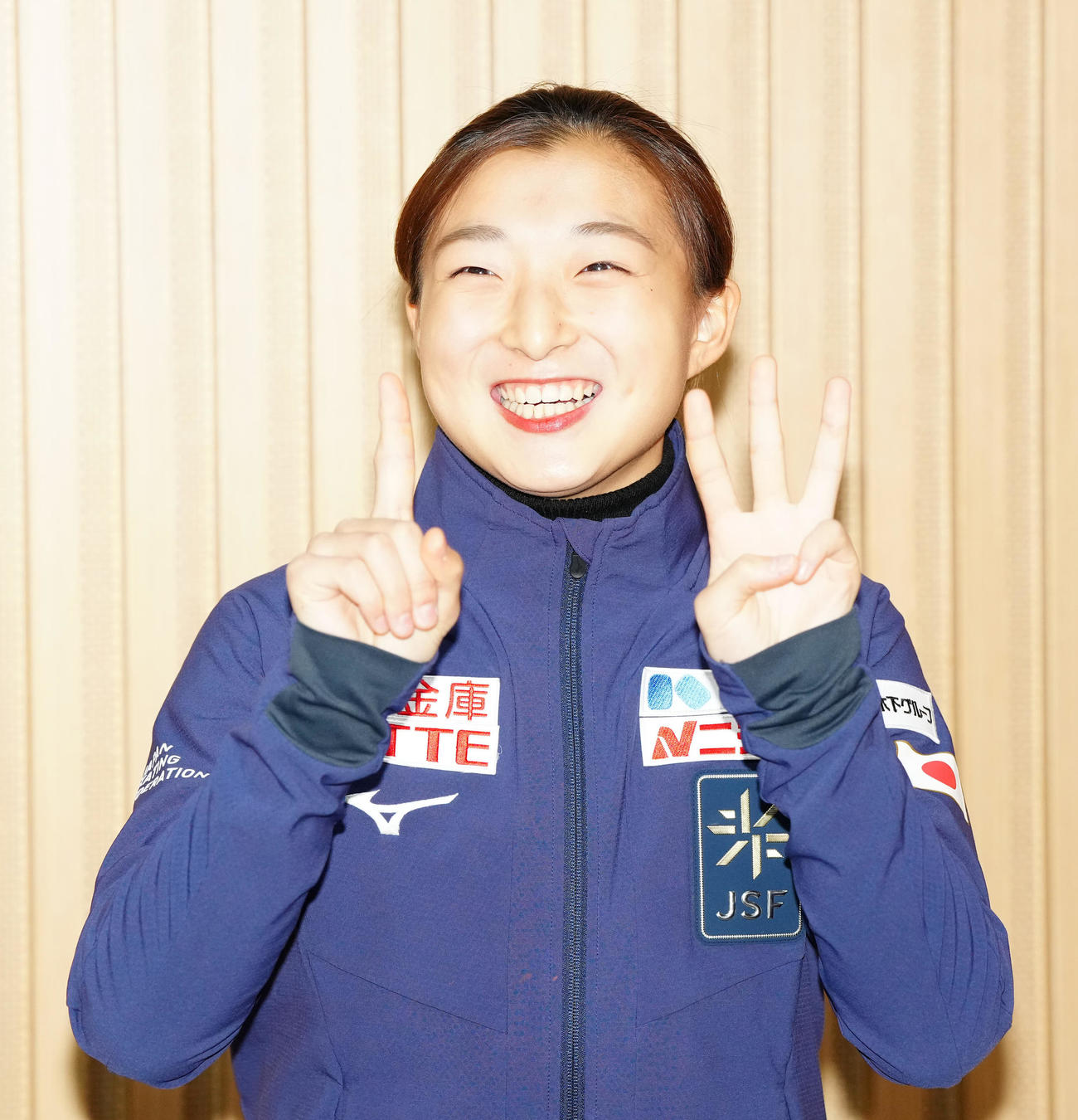 フィギュアスケートGPファイナル女子優勝から一夜明け、報道陣の前で、公言していた「イチ、イチ、イチ（1位、1位、1位）」を表現するポーズを考える坂本（撮影・江口和貴）