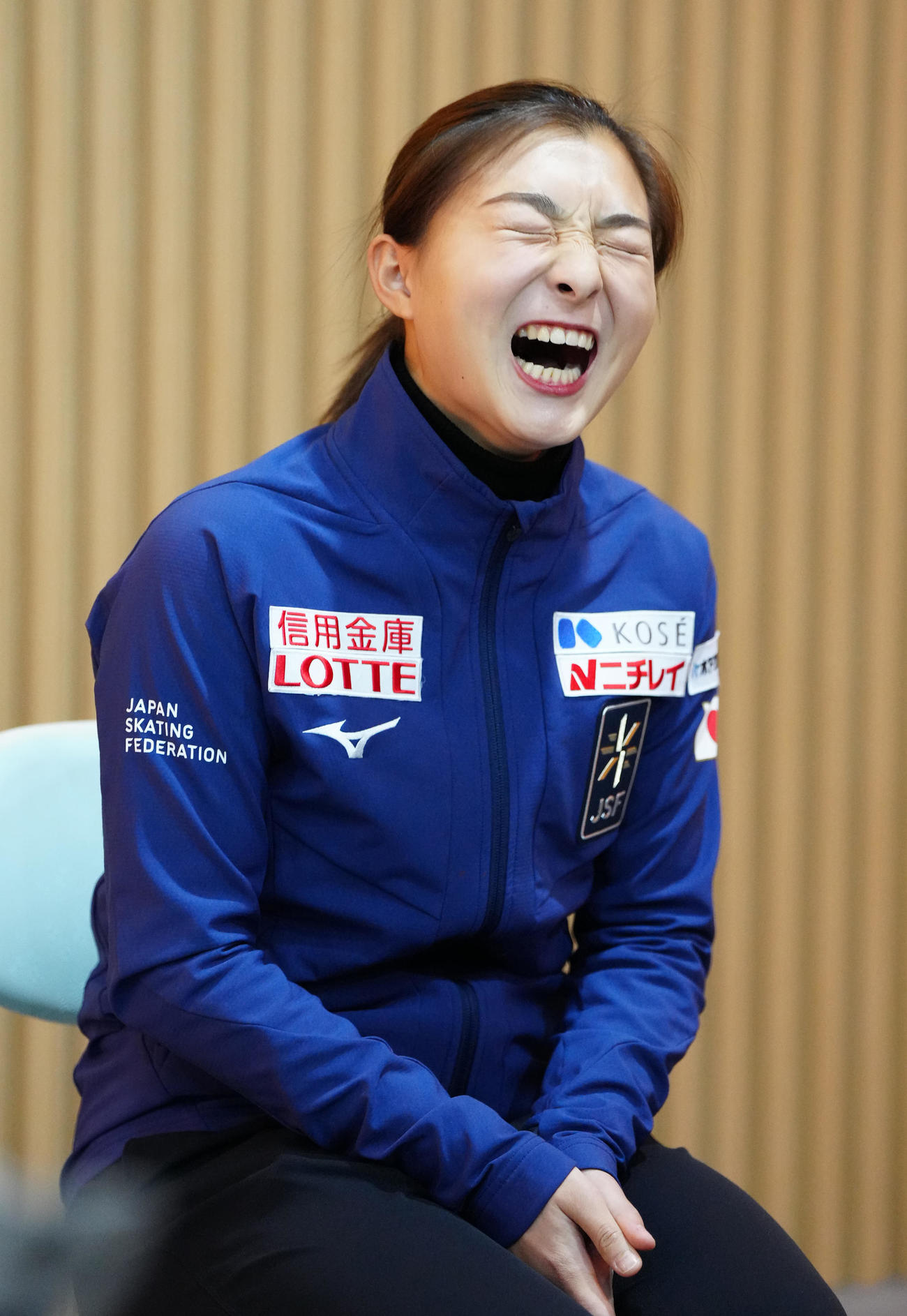 フィギュアスケートGPファイナル女子優勝から一夜明け、報道陣に対応する坂本（撮影・江口和貴）