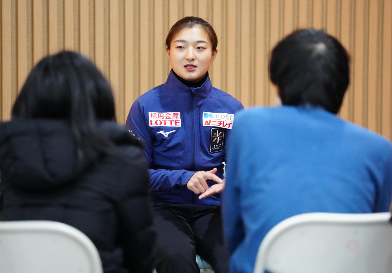 フィギュアスケートGPファイナル女子優勝から一夜明け、報道陣に対応する坂本（撮影・江口和貴）