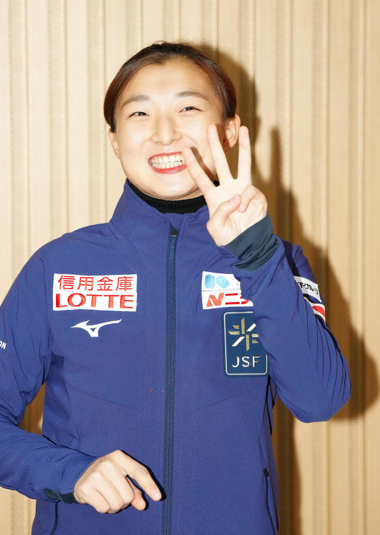 フィギュアスケートGPファイナル女子優勝から一夜明け、報道陣の前で、公言していた「イチ、イチ、イチ（1位、1位、1位）」を表現するポーズを考える坂本（撮影・江口和貴）