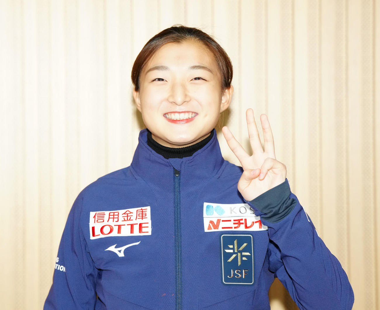 フィギュアスケートGPファイナル女子優勝から一夜明け、報道陣の前で、公言していた「イチ、イチ、イチ（1位、1位、1位）」を表現する「3」ポーズで笑顔の坂本（撮影・江口和貴）