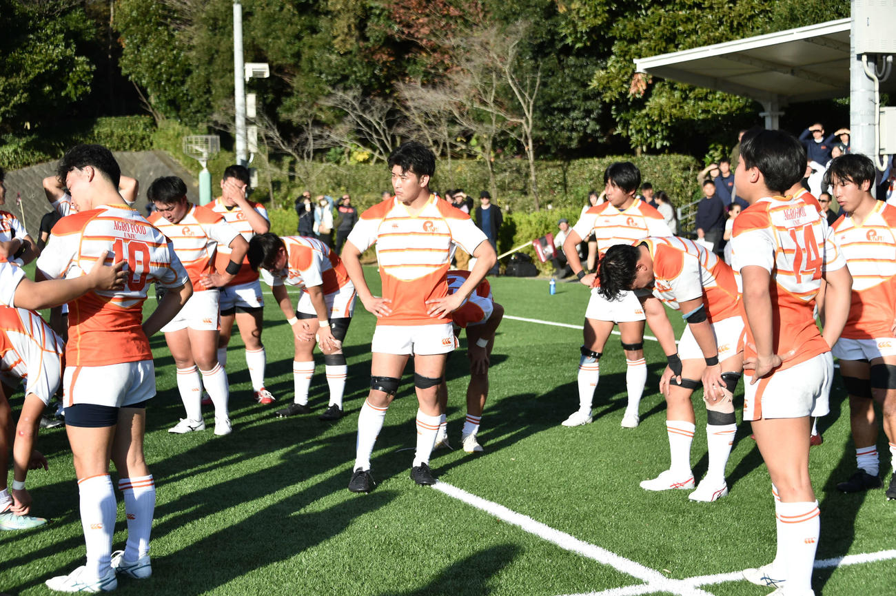 2部昇格を逃し、試合後、悔し涙を流す新潟食料農大フィフティーン