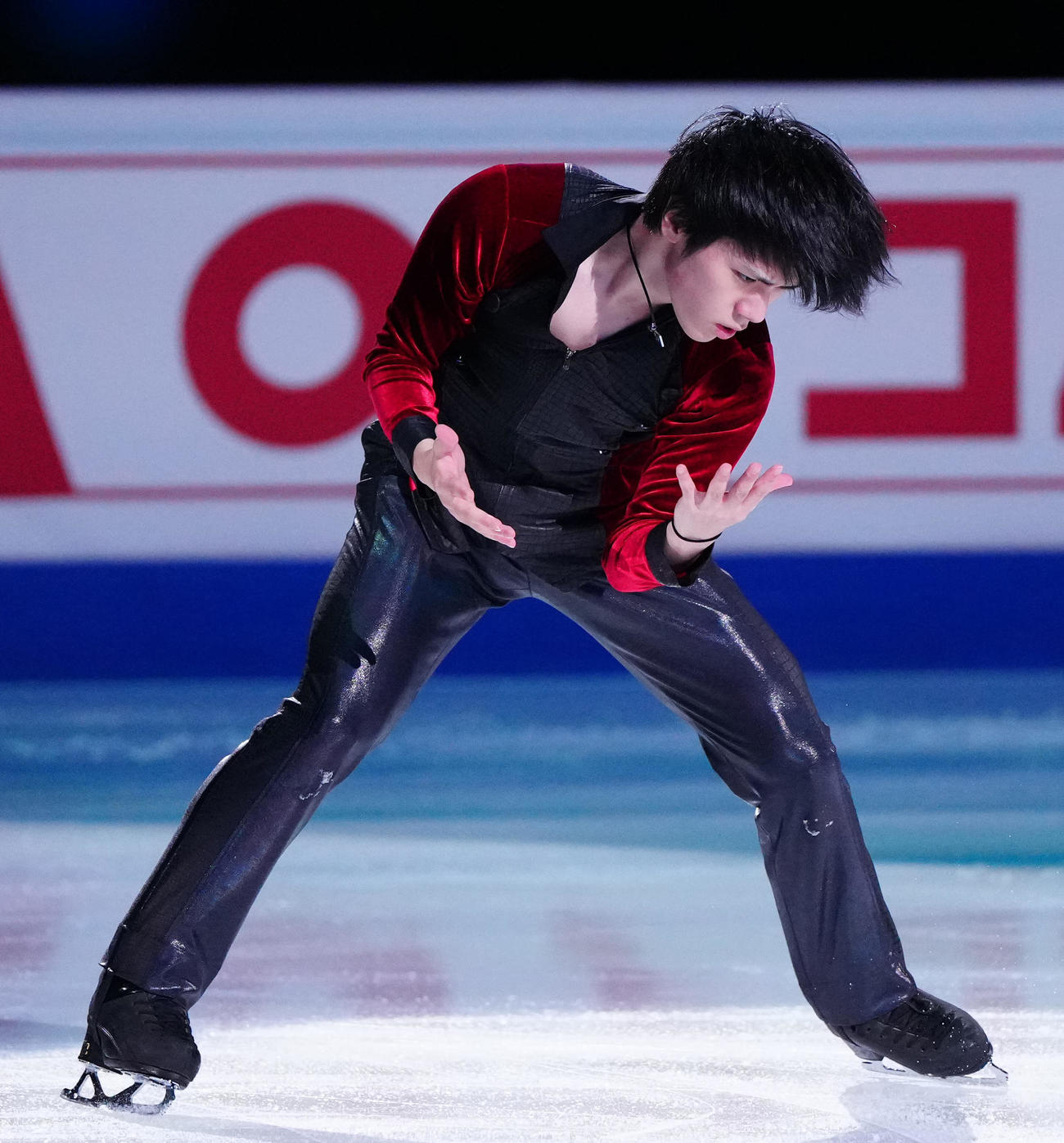 フィギュアスケートGPファイナルのエキシビションに臨む男子2位の宇野（撮影・江口和貴）