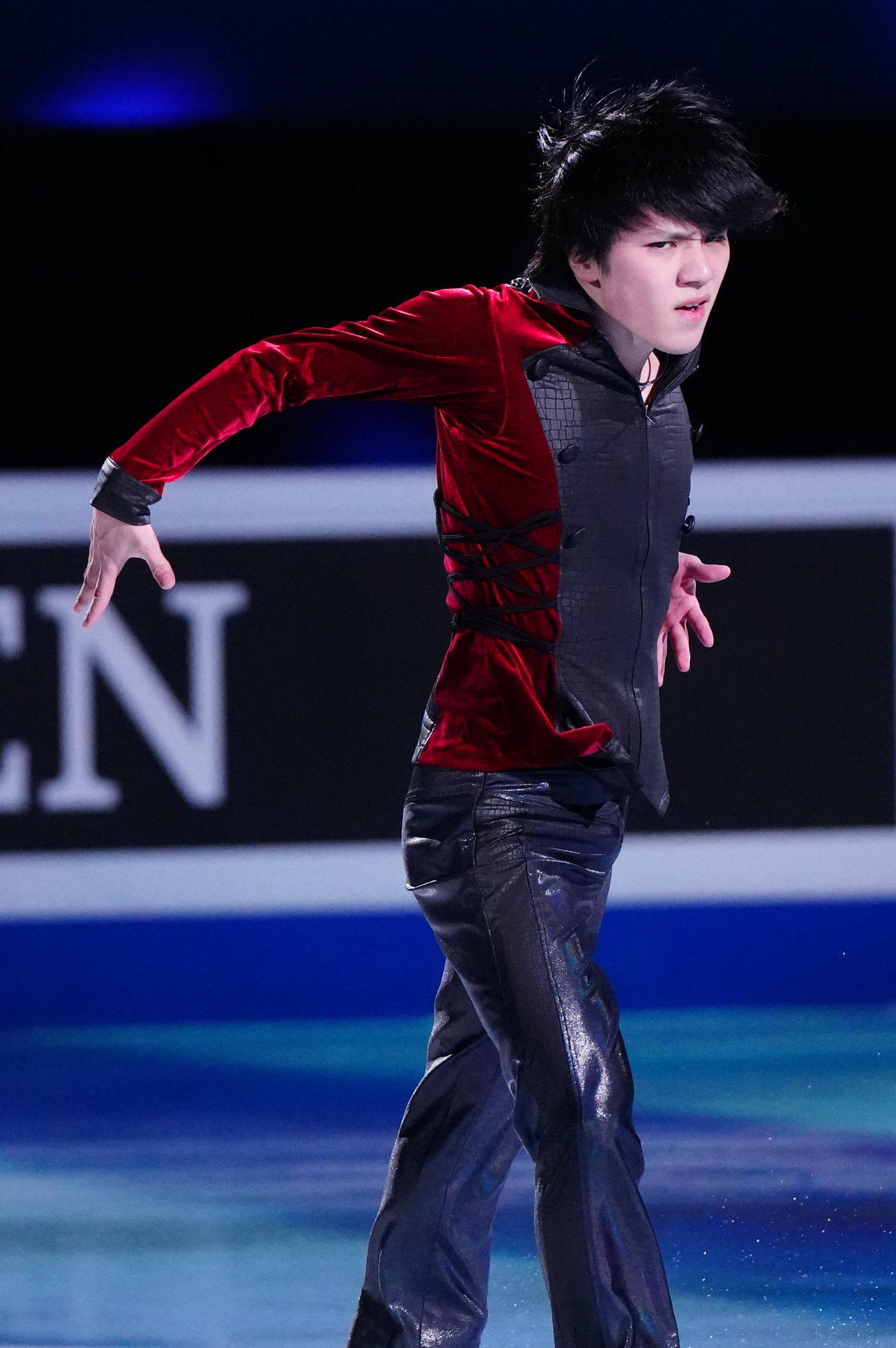 フィギュアスケートGPファイナルのエキシビションに臨む男子2位の宇野（撮影・江口和貴）