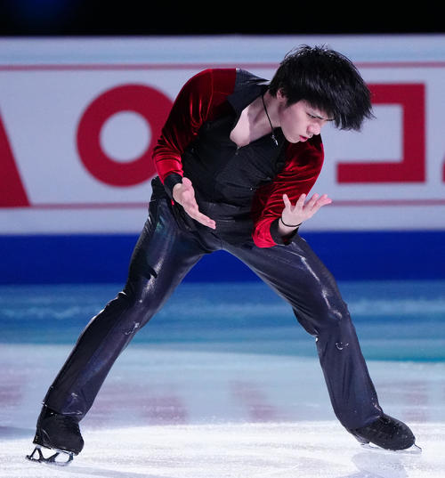 フィギュアスケートGPファイナルのエキシビションに臨む男子2位の宇野（撮影・江口和貴）