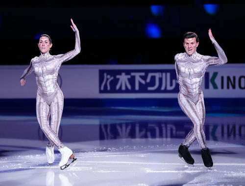 フィギュアスケートGPファイナルのエキシビションに臨むアイスダンス2位のギニャール（左）、ファッブリ組（撮影・江口和貴）