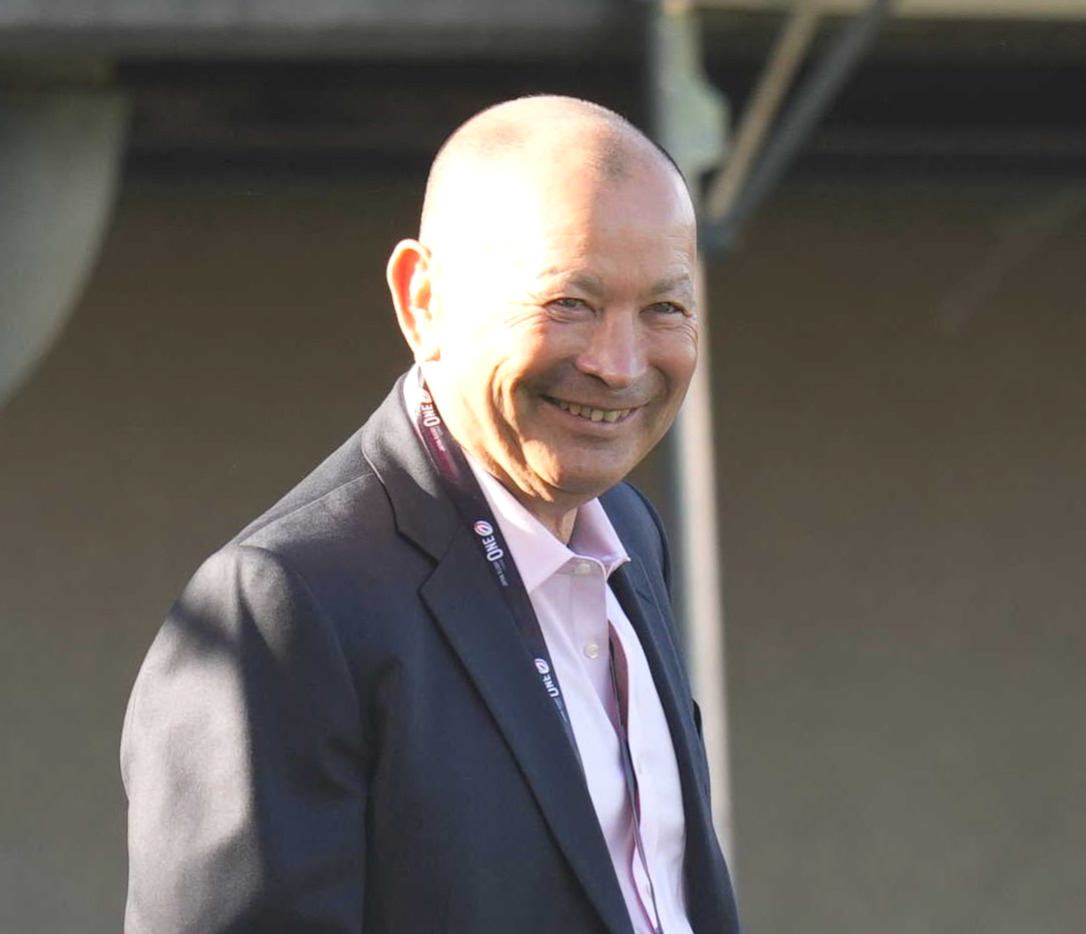 東京ベイ対東京SG　試合前、東京SGの練習を笑顔で見つめるジョーンズ氏（撮影・狩俣裕三）