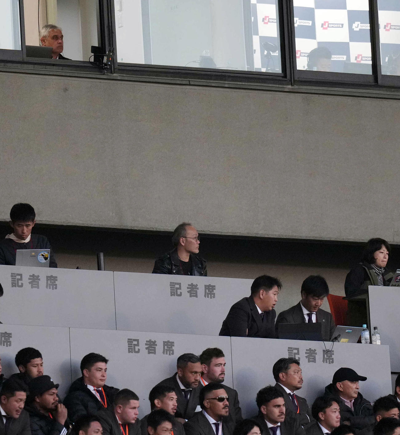 東京ベイ対東京SG　後半、試合を見つめる東京ベイのルディケHC（左上）とジョーンズ氏（右下）（撮影・狩俣裕三）