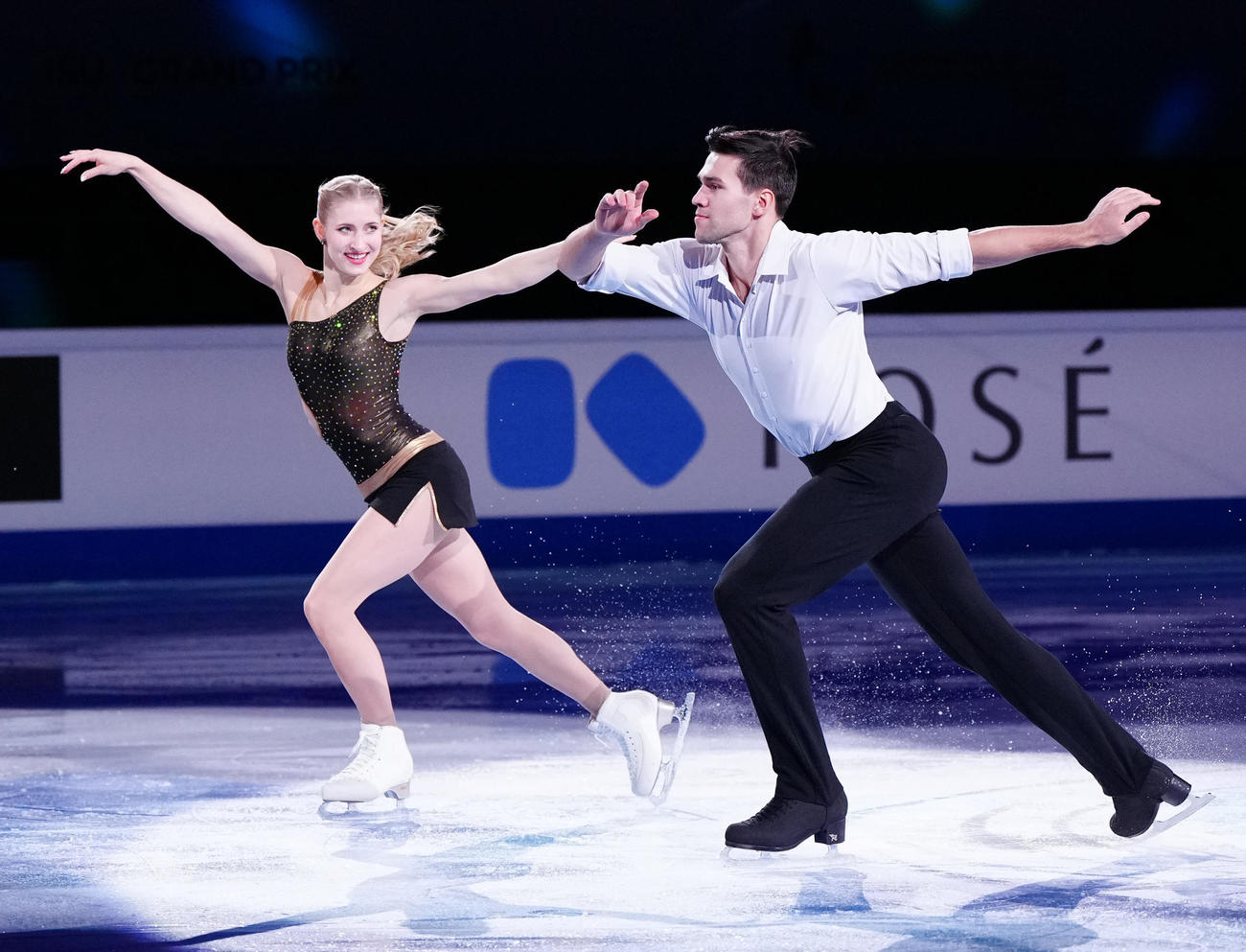 フィギュアスケートGPファイナルのエキシビションに臨むペア優勝のハーゼ（左）、ボロディン組（撮影・江口和貴）