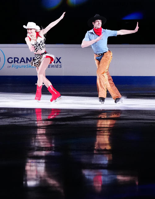 フィギュアスケートGPファイナルのエキシビションに臨むアイスダンス3位のギレス（左）、ポワリエ組（撮影・江口和貴）