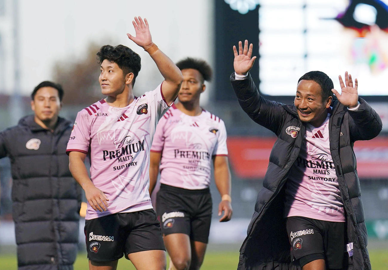 東京ベイ対東京SG　試合後、サポーターにあいさつするSO高本（左）とSH流ら東京SGの選手たち（撮影・狩俣裕三）