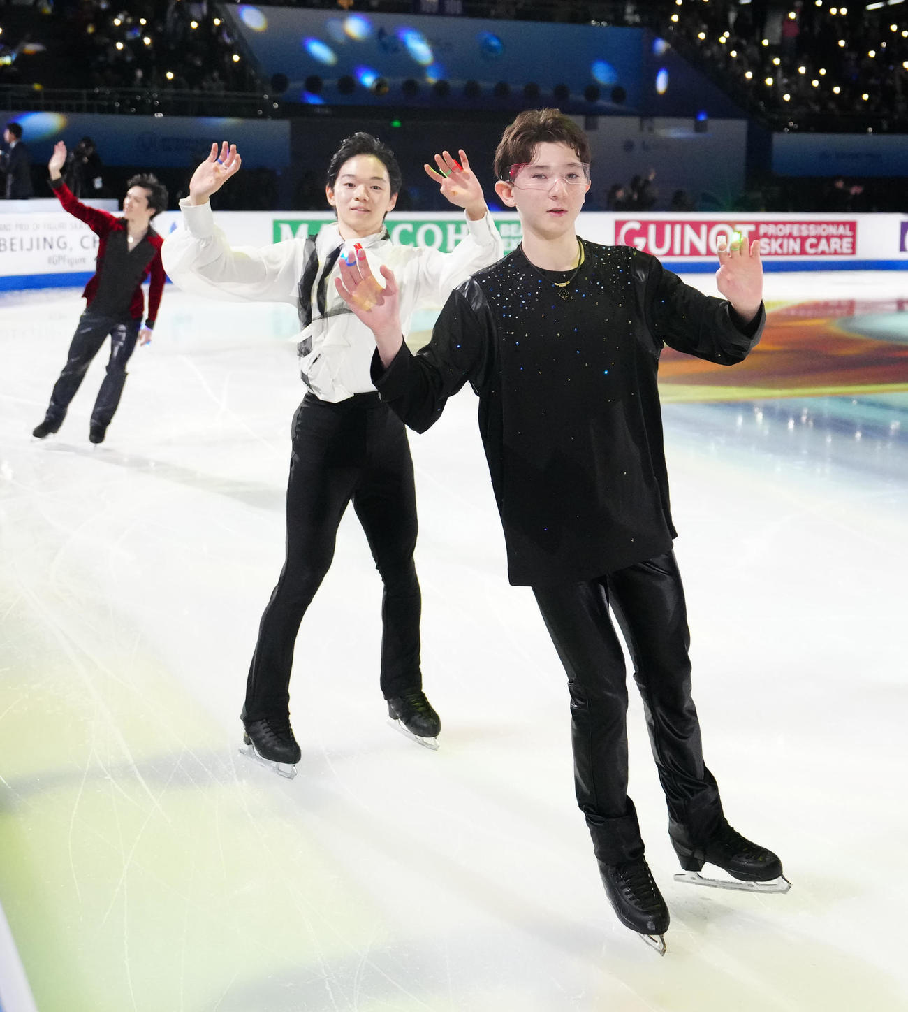 フィギュアスケートGPファイナルのエキシビションでフィナーレに臨む、右から中田、鍵山、宇野（撮影・江口和貴）