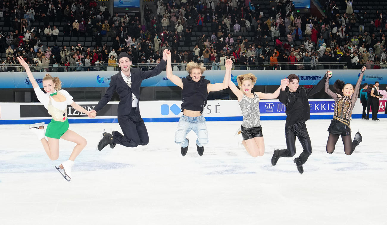 フィギュアスケートGPファイナルのエキシビション後、ジャンプで写真に納まる優勝したジュニアの選手たち。右から島田、中田（撮影・江口和貴）