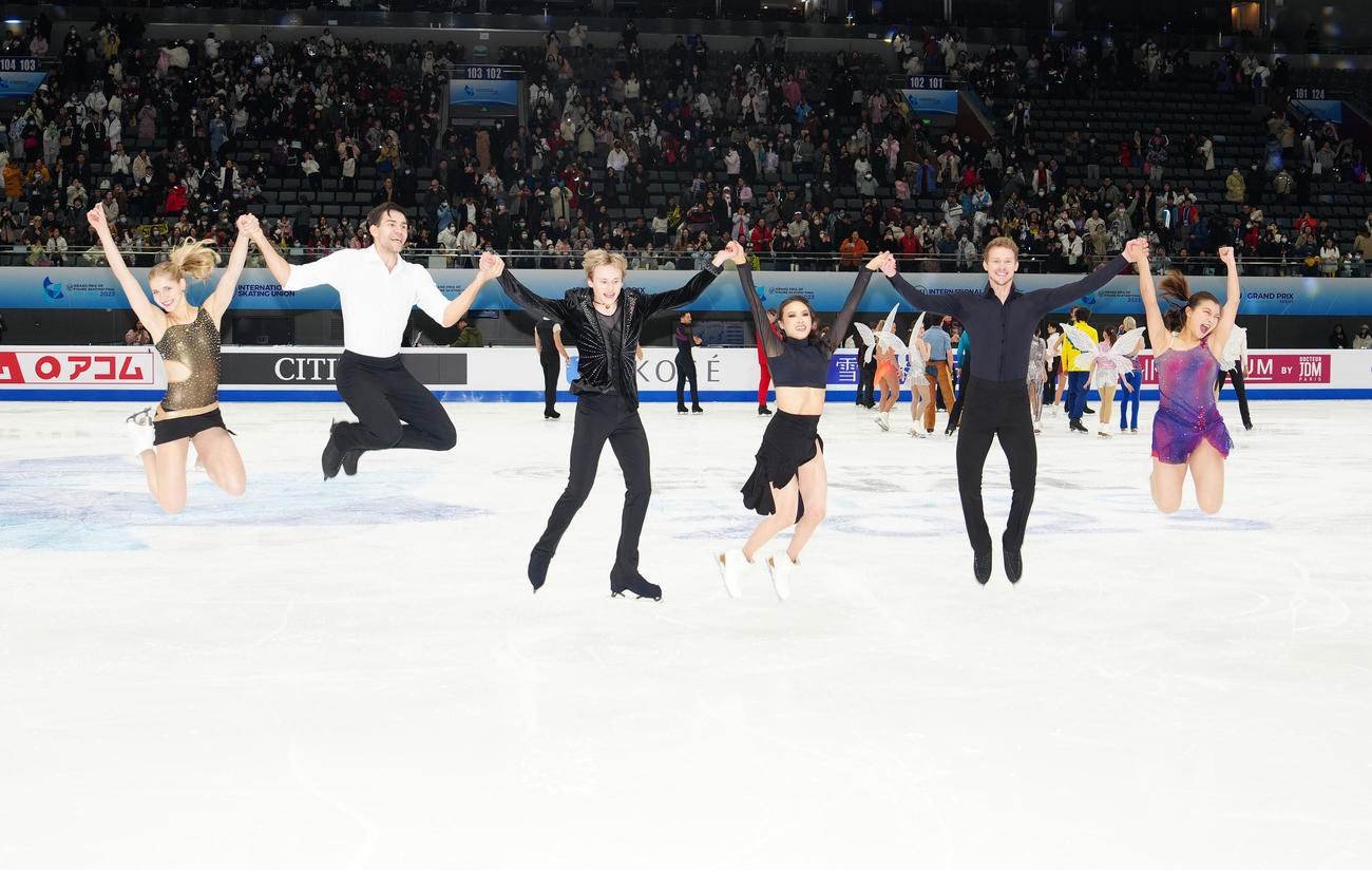フィギュアスケートGPファイナルのエキシビション後、ジャンプで写真に納まる坂本（右端）ら優勝した選手たち。左からペア優勝のハーゼ、ボロディン組、男子優勝のマリニン、アイスダンス優勝のチョック、ベイツ組（撮影・江口和貴）