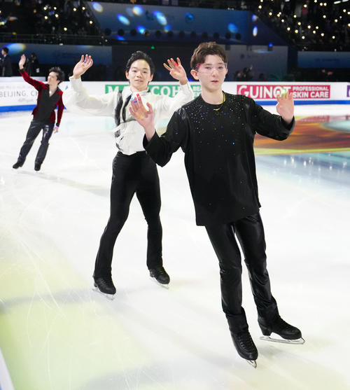 フィギュアスケートGPファイナルのエキシビションでフィナーレに臨む、右から中田、鍵山、宇野（撮影・江口和貴）