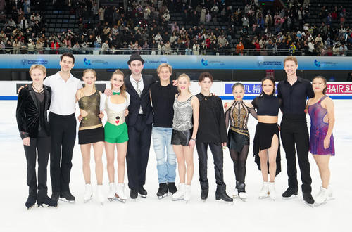 フィギュアスケートGPファイナルのエキシビション後、写真に納まる坂本（右端）ら優勝した選手たち。左から8人目は中田、同9人目は島田（撮影・江口和貴）