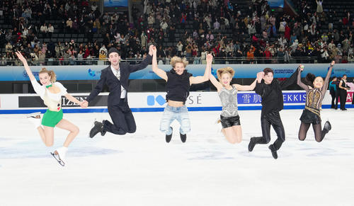 フィギュアスケートGPファイナルのエキシビション後、ジャンプで写真に納まる優勝したジュニアの選手たち。右から島田、中田（撮影・江口和貴）