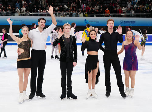 フィギュアスケートGPファイナルのエキシビション後、写真に納まる優勝した選手たち。左からペア優勝のハーゼ、ボロディン組、男子優勝のマリニン、アイスダンス優勝のチョック、ベイツ組、女子優勝の坂本（撮影・江口和貴）