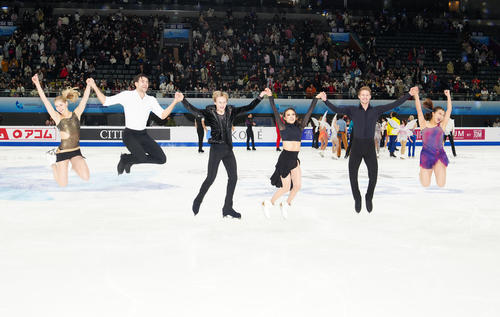 フィギュアスケートGPファイナルのエキシビション後、ジャンプで写真に納まる坂本（右端）ら優勝した選手たち。左からペア優勝のハーゼ、ボロディン組、男子優勝のマリニン、アイスダンス優勝のチョック、ベイツ組（撮影・江口和貴）