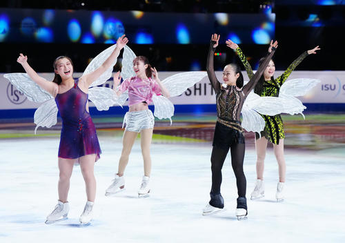 フィギュアスケートGPファイナルのエキシビションでフィナーレに臨む、左から坂本、住吉、島田、吉田（撮影・江口和貴）