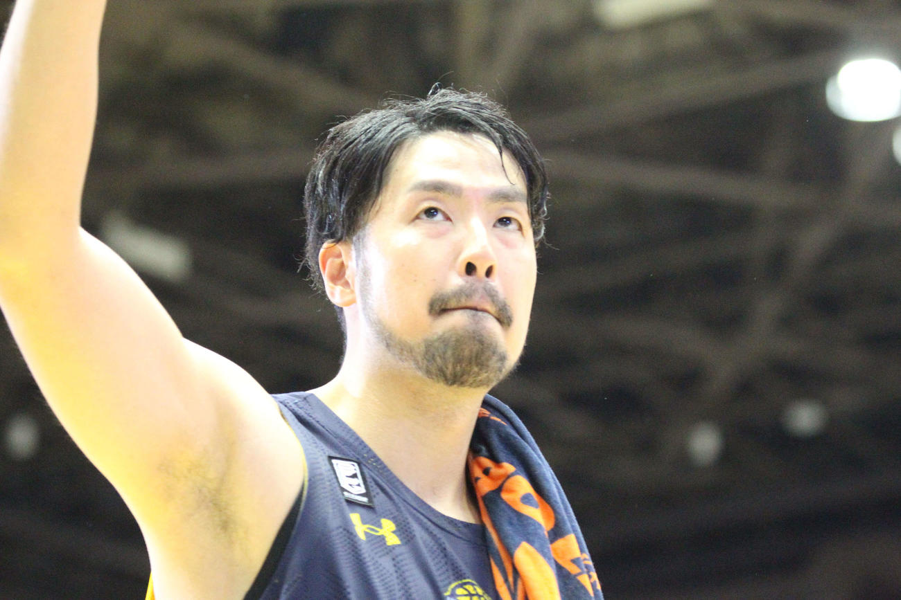 宇都宮対川崎　2連勝に貢献した宇都宮竹内公輔は試合後の場内1周でファンに向かって手を振る（撮影・沢田啓太郎）