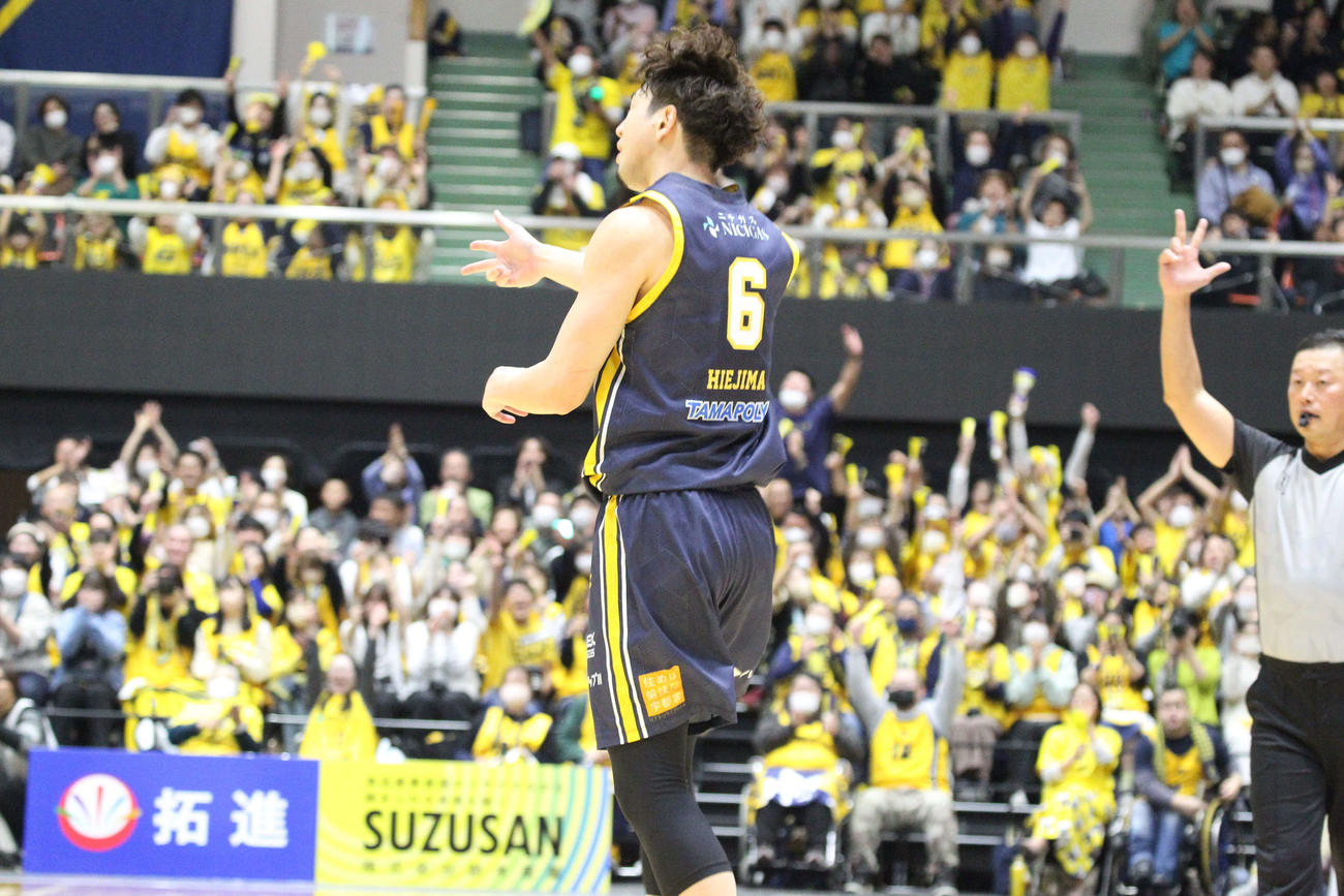 宇都宮対川崎　3Pシュートを決め、ベンチに向かってポーズを決める宇都宮・比江島慎（撮影・沢田啓太郎）