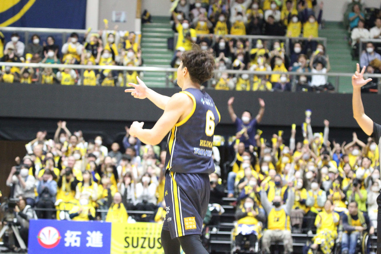宇都宮対川崎　3Pシュートを決め、ベンチに向かってポーズを決める宇都宮・比江島慎（撮影・沢田啓太郎）